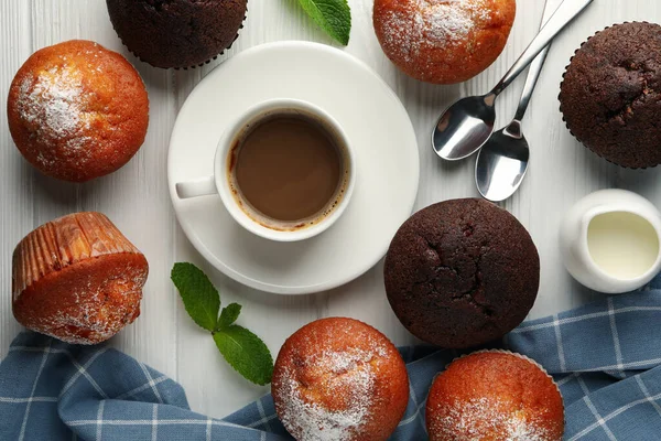 Samenstelling Met Muffins Cacao Drank Witte Houten Ondergrond — Stockfoto