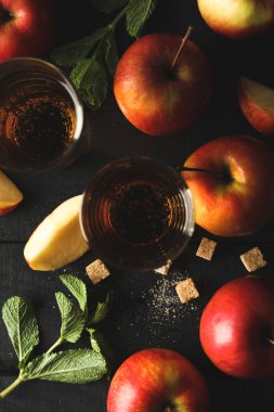 Ahşap arka planda elma, şeker ve elma karışımı