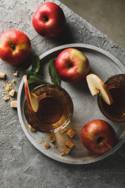 Elma şarabı, şeker ve elmayla gri masada kompozisyon