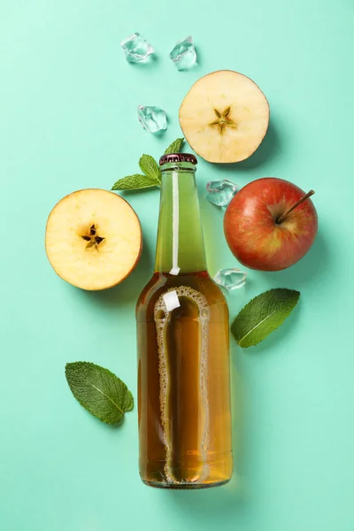 Composición Con Sidra Manzanas Hielo Sobre Fondo Menta — Foto de Stock