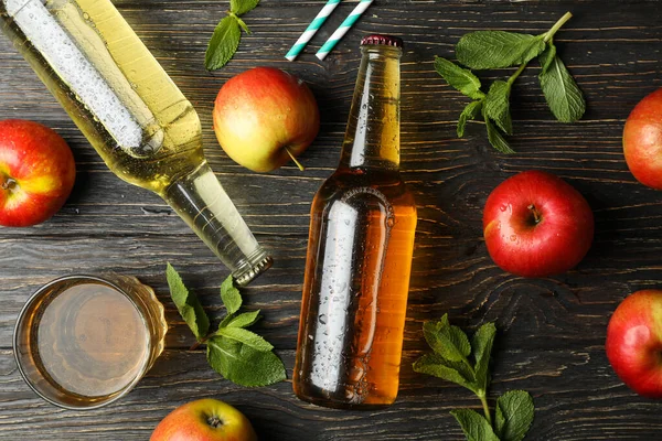 Komposition Mit Apfelwein Äpfeln Und Strohhalmen Auf Holzgrund — Stockfoto