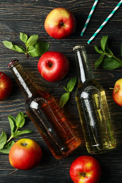 Komposition Mit Apfelwein Äpfeln Und Strohhalmen Auf Holzgrund — Stockfoto