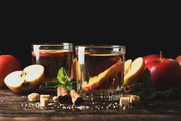 Komposition Mit Cider Zucker Zimt Und Äpfeln Auf Holztisch — Stockfoto