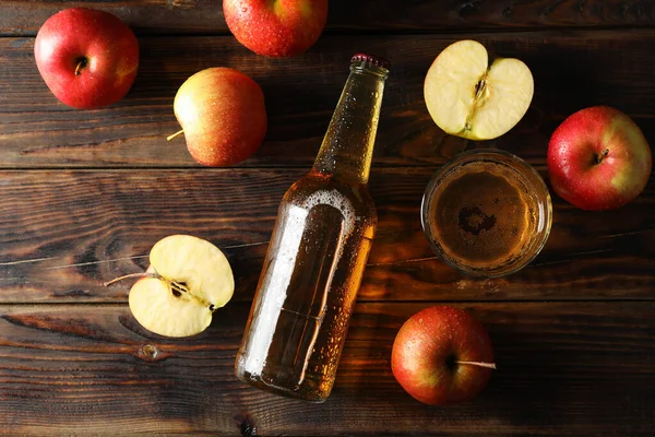 Komposition Mit Apfelwein Und Äpfeln Auf Holzgrund — Stockfoto