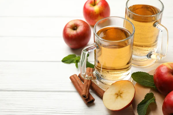 Composición Con Sidra Canela Manzanas Sobre Fondo Madera Blanca — Foto de Stock