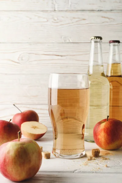 Composición Con Sidra Azúcar Manzanas Sobre Fondo Madera Blanca — Foto de Stock