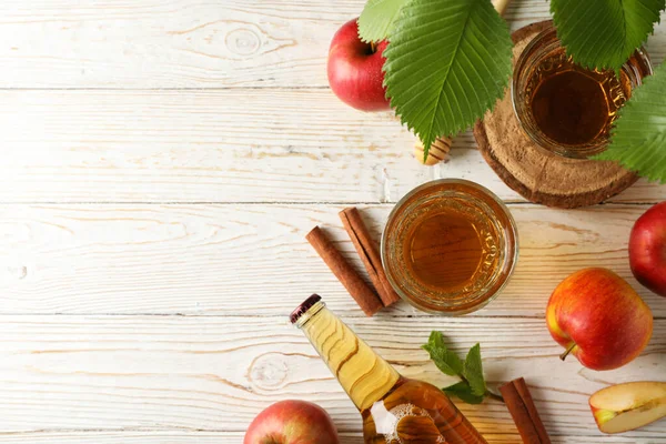 Komposition Mit Apfelwein Zimt Und Äpfeln Auf Holzgrund — Stockfoto