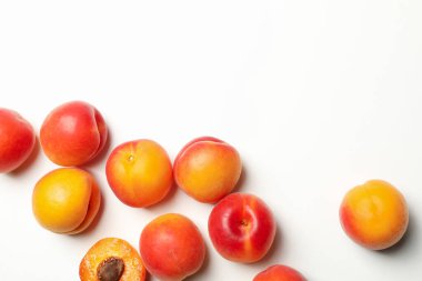 Beyaz arka planda taze kayısılar, üst görünüm.
