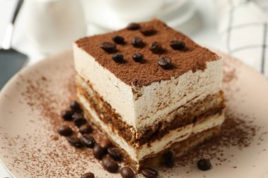 Lezzetli tiramisu tabağı, yakın çekim. Lezzetli tatlı