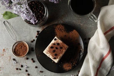 Lezzetli tiramisu ve leylak karışımı. Tatlı nefis.