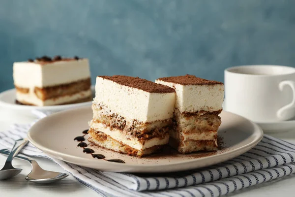 Composizione Con Gustoso Tiramisù Bevanda Cacao Tavolo Legno Bianco Delizioso — Foto Stock