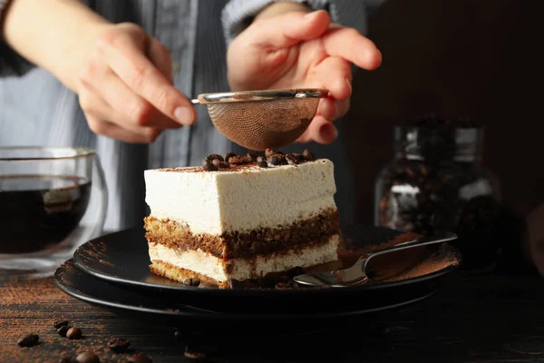 Ragazza Spruzza Polvere Sul Tiramisù Composizione Con Gustosa Torta Fondo — Foto Stock