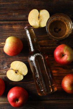 Ahşap zemin üzerinde elma ve elma kompozisyonu