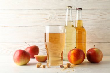 Beyaz ahşap arka planda elma, şeker ve elma karışımı