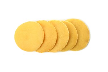 Beyaz arka planda izole edilmiş leziz krepler. Tatlı kahvaltı.