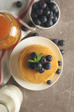 Gri masada krep ve reçelli kompozisyon. Tatlı kahvaltı.