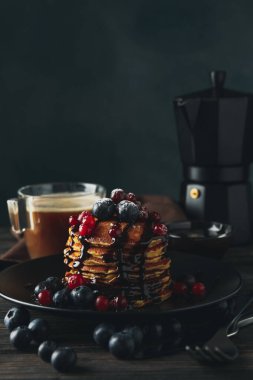 Tahta masanın üzerinde krep ve kakao içeceği olan kompozisyon. Tatlı kahvaltı.