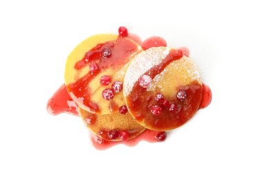 Reçelli krepler ve beyaz arka planda yaban mersini.