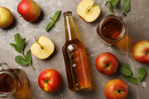 Komposition Mit Apfelwein Und Äpfeln Auf Grauem Hintergrund — Stockfoto