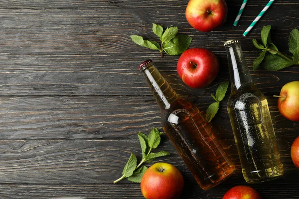 Composición Con Sidra Manzanas Pajitas Sobre Fondo Madera — Foto de Stock