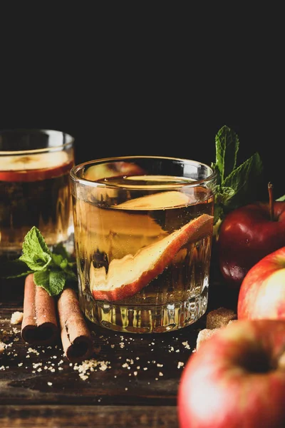 Composición Con Sidra Azúcar Canela Manzanas Sobre Mesa Madera — Foto de Stock