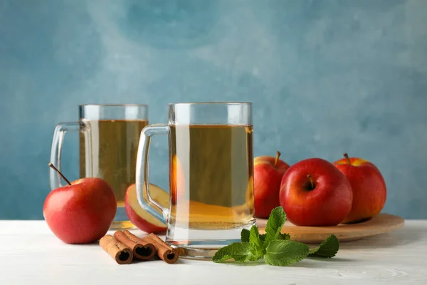 Komposition Mit Apfelwein Zimt Und Äpfeln Auf Weißem Holzhintergrund — Stockfoto