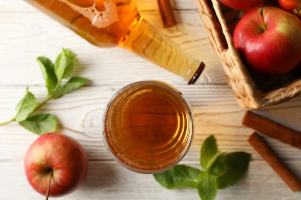 Composición Con Sidra Canela Manzanas Sobre Fondo Madera Blanca — Foto de Stock