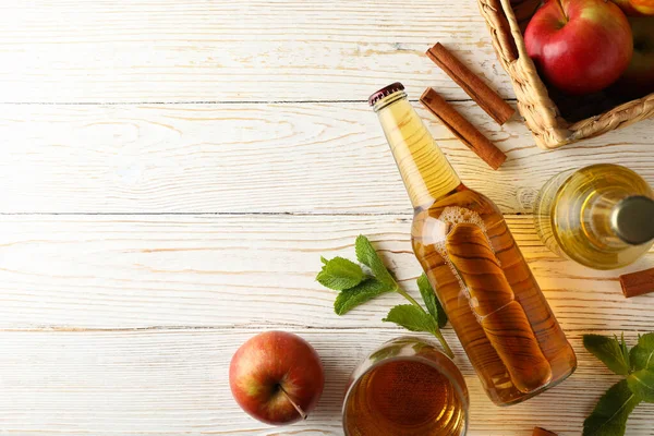 Composición Con Sidra Canela Manzanas Sobre Fondo Madera Blanca — Foto de Stock