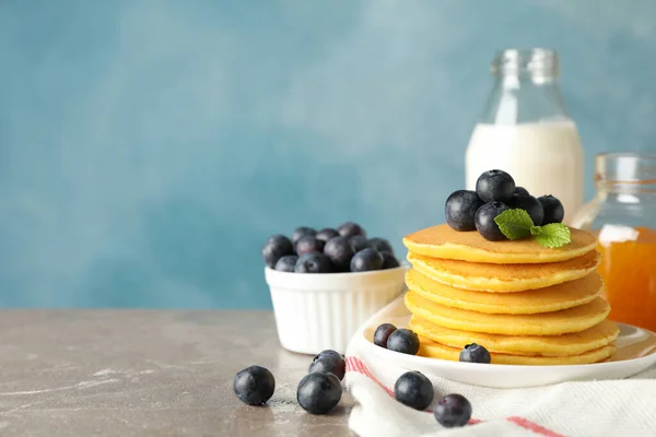 Komposisi Dengan Pancake Dan Selai Meja Abu Abu Sarapan Manis — Stok Foto