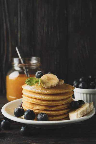 Komposisi Dengan Pancake Pisang Blueberry Dan Selai Pada Latar Belakang — Stok Foto