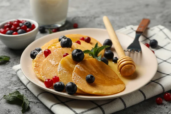 Plate Tasty Pancakes Berry Gray Table Composition Sweet Breakfast — Stock Photo, Image