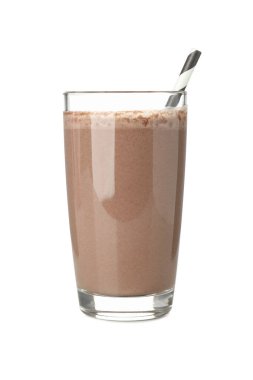 Beyaz arka planda izole edilmiş çikolatalı milkshake.