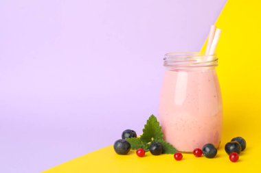 İki tonlu bir bardak çilekli milkshake. Yaz içeceği