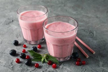 Gri masada lezzetli meyveli milkshake. Yaz içeceği