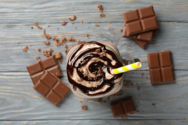 Tahta masada bir bardak çikolatalı milkshake. Yaz içeceği