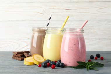 Ahşap arka planda lezzetli milkshake. Yaz içeceği