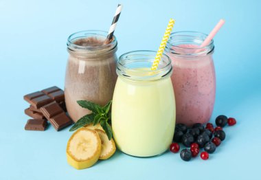 Mavi arka planda lezzetli milkshake 'ler. Yaz içeceği