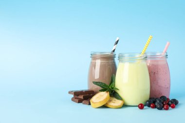 Mavi arka planda lezzetli milkshake 'ler. Yaz içeceği