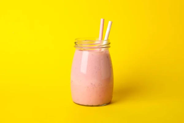 Köstlicher Erdbeer Milchshake Auf Gelbem Hintergrund Sommergetränk — Stockfoto