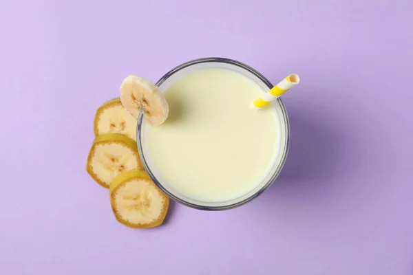 一杯紫色背景的香蕉奶昔 夏季酒水 — 图库照片