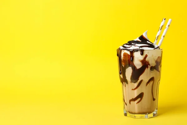 Glas Schokolade Milchshake Auf Gelbem Hintergrund Sommergetränk — Stockfoto