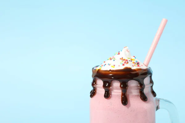 Pot Verre Délicieux Milkshake Aux Baies Sur Fond Bleu — Photo