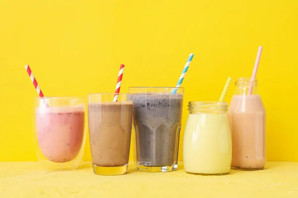 Köstliche Milchshakes Auf Gelbem Hintergrund Sommergetränk — Stockfoto
