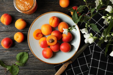 Kayısılı kompozisyon ve ahşap arka planda reçel