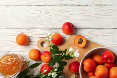 Lezzetli kayısılı kompozisyon ve beyaz ahşap masada reçel.