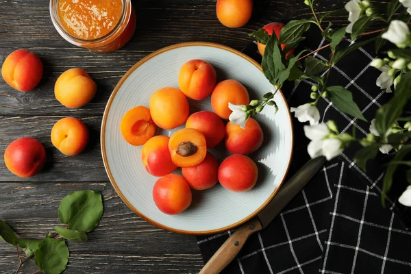 Kayısılı kompozisyon ve ahşap arka planda reçel