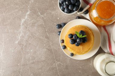 Gri masada krep ve reçelli kompozisyon. Tatlı kahvaltı.