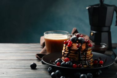 Tahta masanın üzerinde krep ve kakao içeceği olan kompozisyon. Tatlı kahvaltı.