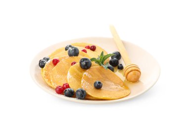 Beyaz arka planda izole edilmiş krep, dipper, bal ve böğürtlen tabağı