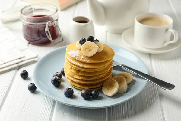 Composición Con Panqueques Plátano Arándano Sobre Fondo Madera Desayuno Dulce — Foto de Stock